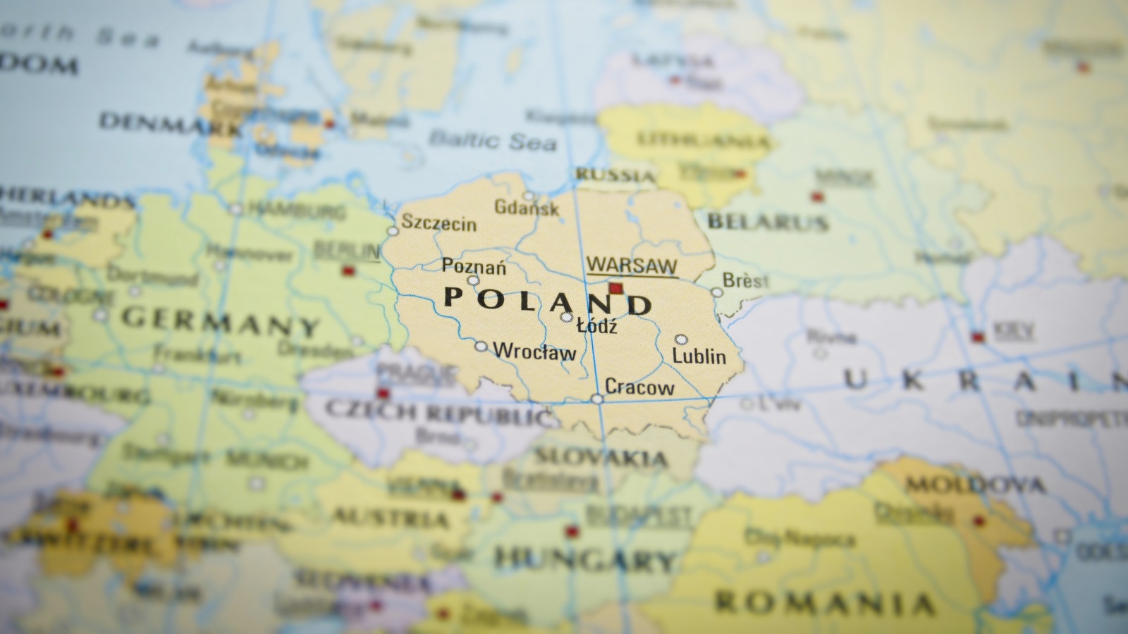  وضع بولندا شبيه بالعالم العربي من ناحية القَدَر الجيوسياسي للتبعية، فبولندا تتوسط العملاقين الجرماني والروسي، وتكتوي بنارهما في القرون الثلاثة الأخيرة