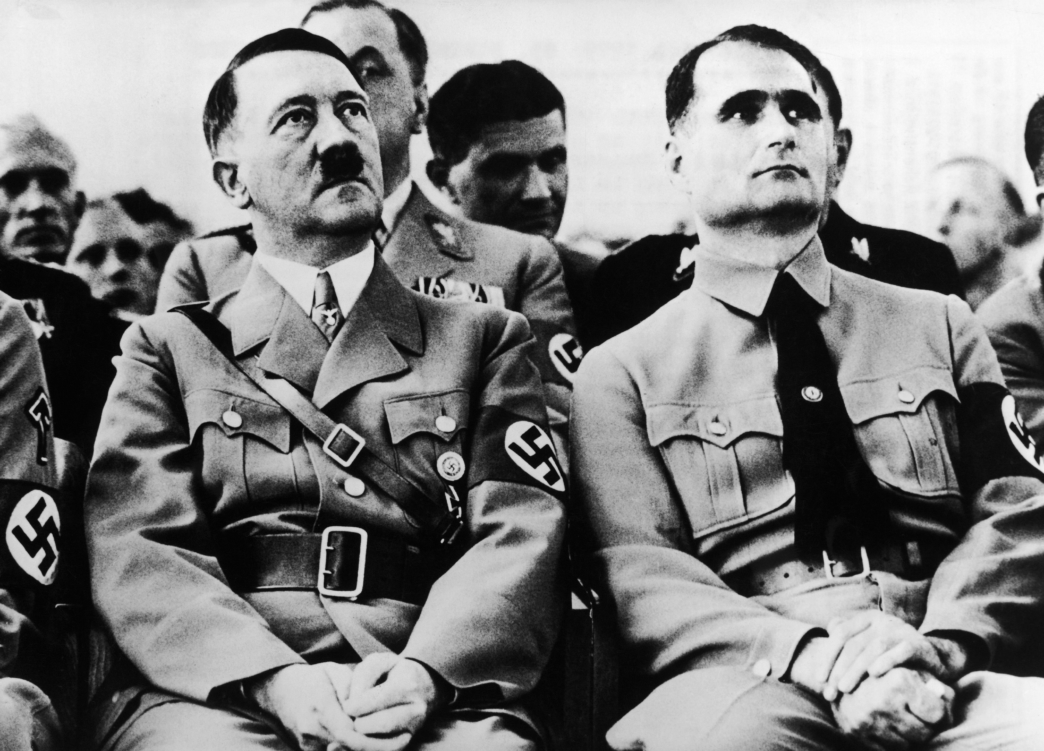 القائد النازي رودلف هس وبجواره أدولف هتلر  (مواقع التواصل)