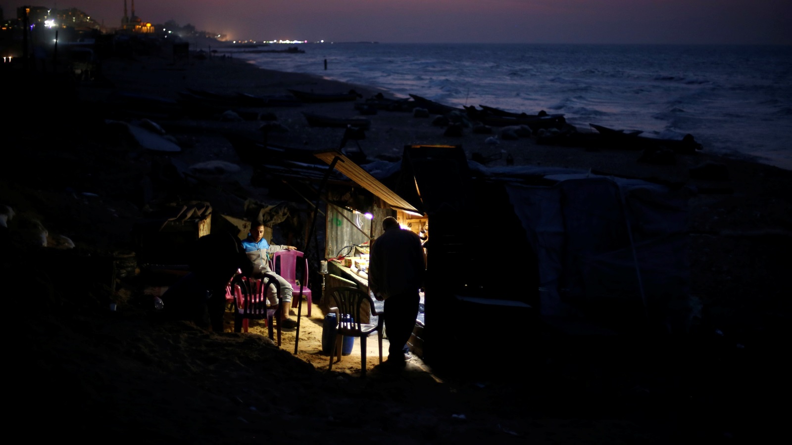 لا أجد نفسي متطرقا لغزة ومشكلاتها إذا لم أتحدث عن غياب الكهرباء، إذ تغيب عن غزة يومياً ما يزيد عن 20 ساعة مقابل وصلها 4 أو 3 ساعات يومياً، ما لم يعد مقبولاً للمواطن، الذي بات ينتظرها على أحر من الجمر