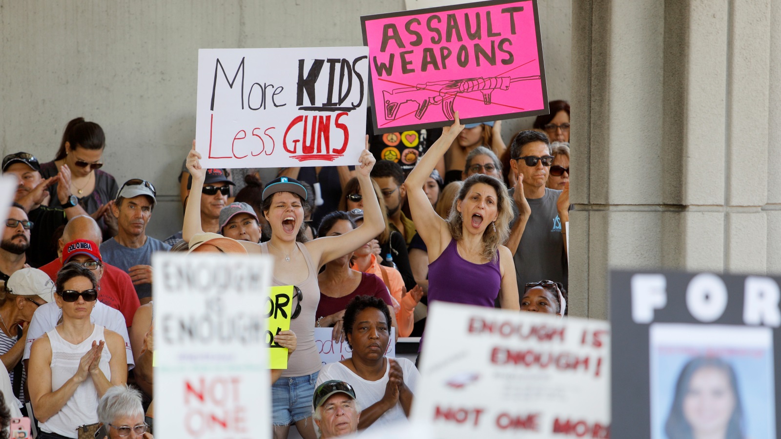 متظاهرون بأميركا يرفعون لافتات تطالب بمزيد من السيطرة على السلاح وذلك بعد إطلاق النار على مدرسة في فلوريدا بالولايات المتحدة (رويترز)