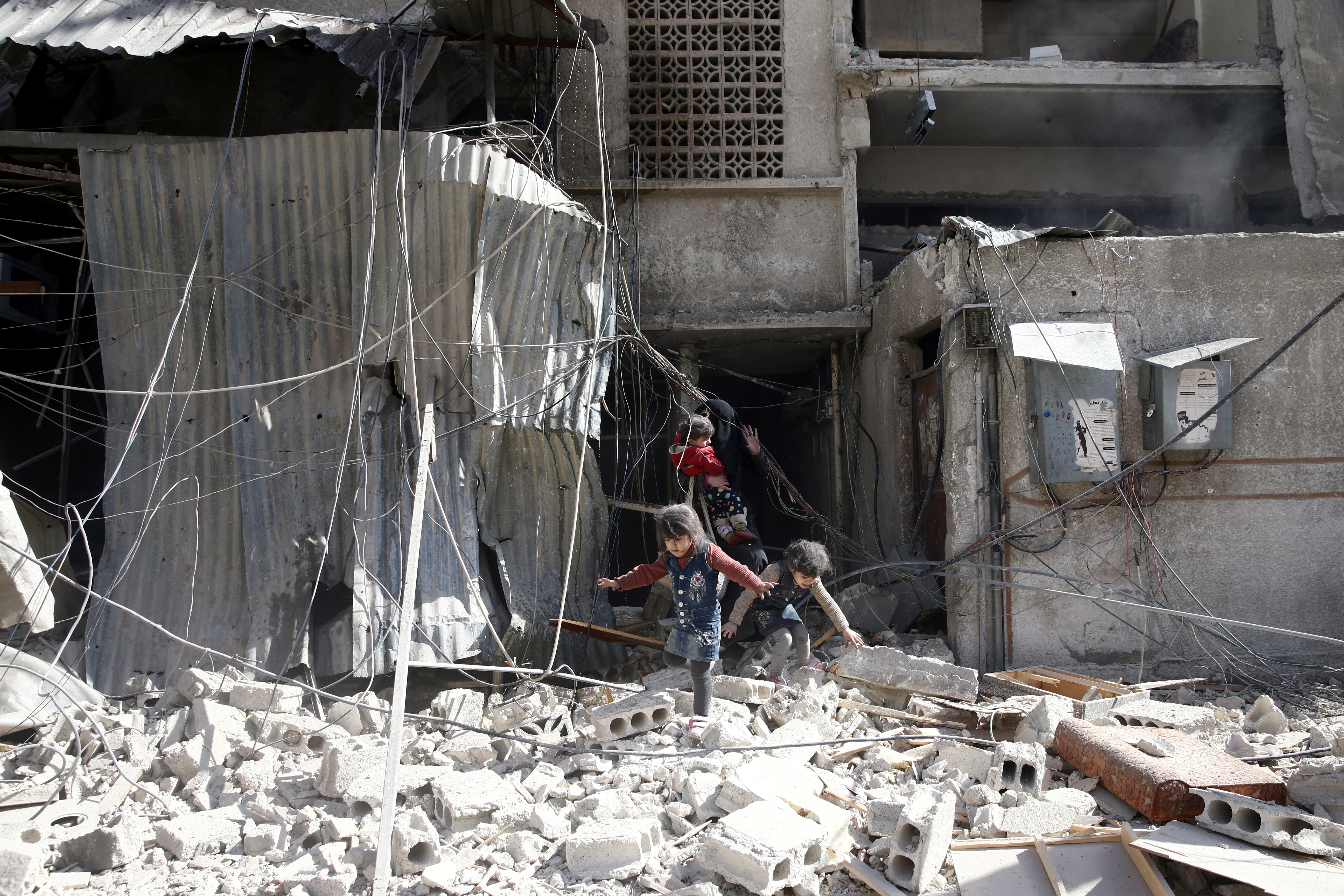 أطفال الغوطة فوق ركام منازلهم  (رويترز)