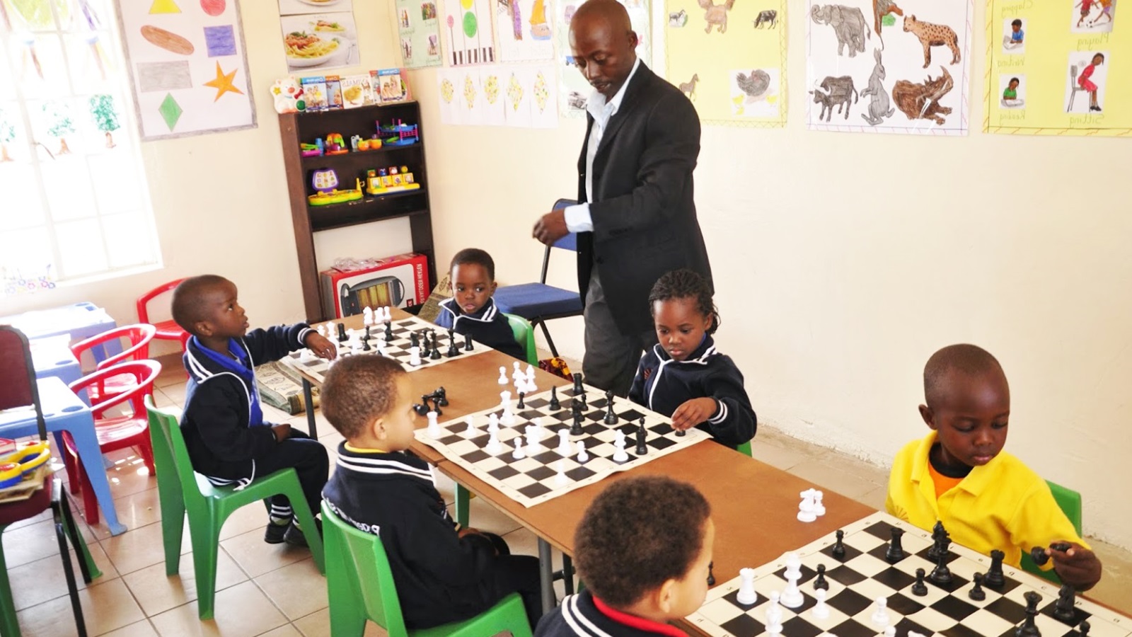 رياض أطفال حكومي في بوتسوانا التي تولي اهتماما كبيرا للتعليم (الجزيرة)