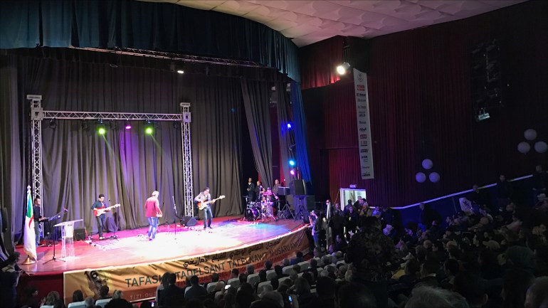 فرقة اثران للاغنية الشاوية خلال حفل اختتام المهرجان الثقافي للفيلم الامازيغي تيزي وزو 28 فيفري