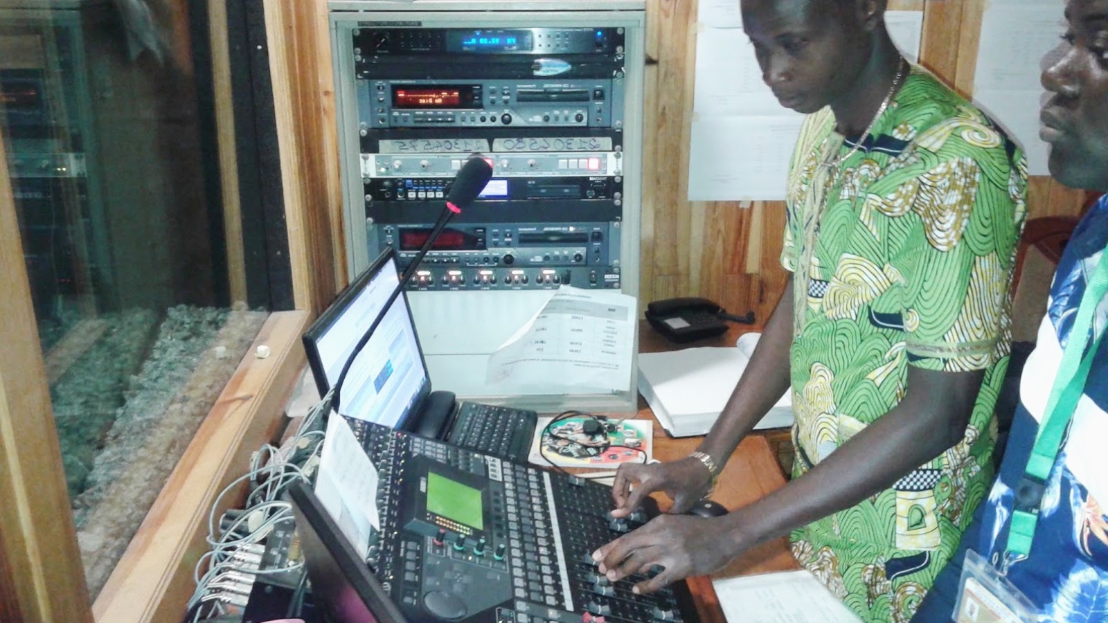 أكثر من 450 إذاعة في بينين بمعدل إذاعة واحدة لكل عشرين ألف مواطن، وهو أكبر معدل في أفريقيا (الجزيرة)