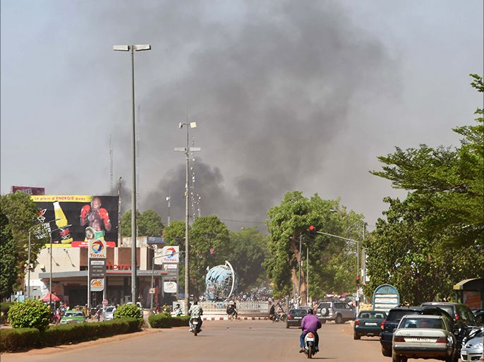 Smoke rises from the site of an armed attack in downtown Ouagadougou, Burkina Faso March 2, 2018. REUTERS/Anne Mimault NO RESALES. NO ARCHIVES