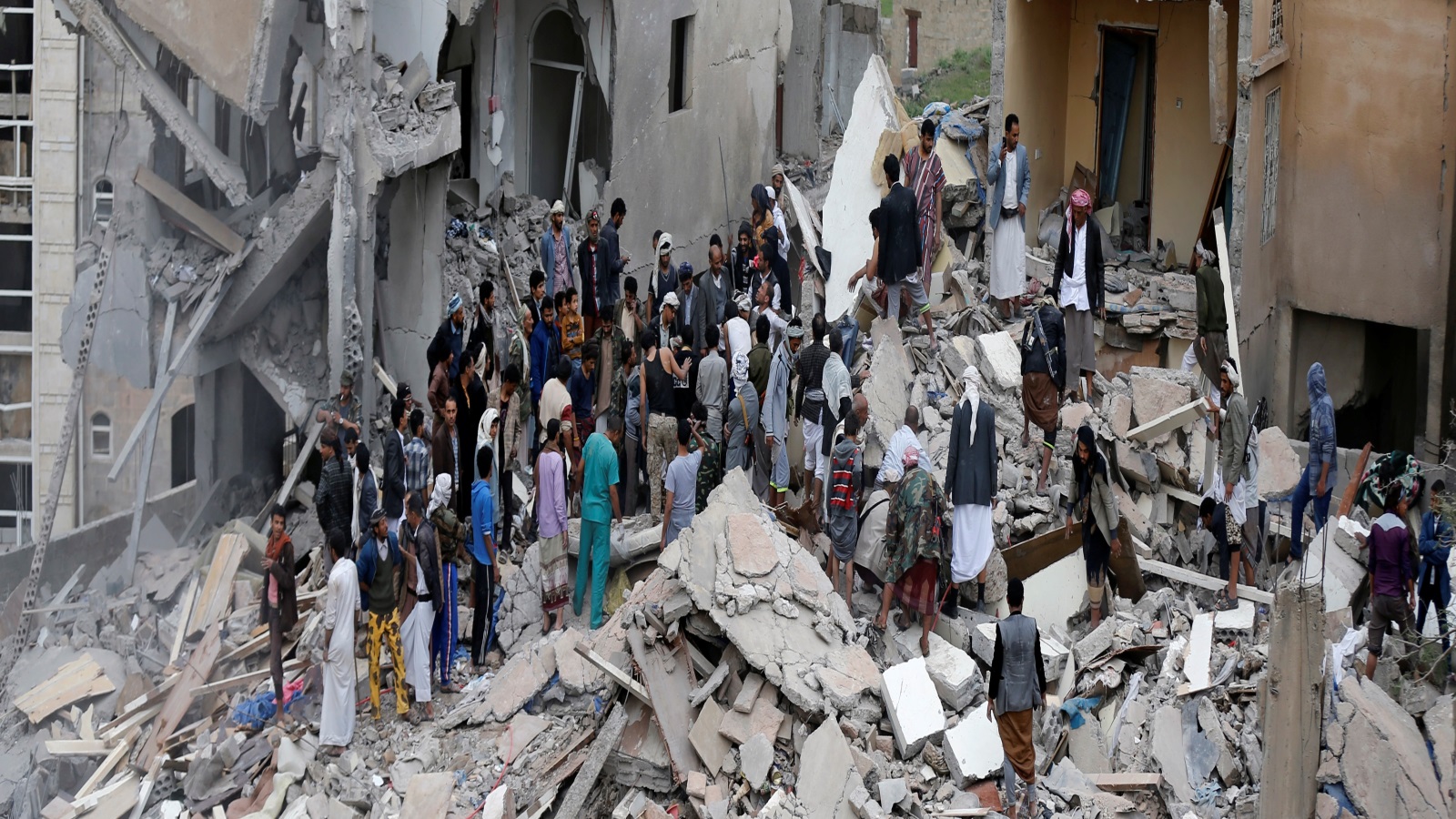 الأزمة الإنسانية في اليمن مأساوية ومحزنة وفاجعة بالنسبة للإحصاءات الحالية من حيث أن عدد القتلى 7.600 وعدد المصابين 42.000