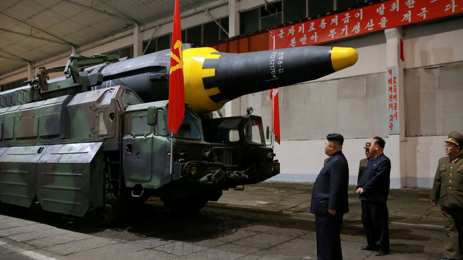 الرئيس الكوري الشمالي أثناء تفقده أحد الصواريخ الباليستية بعيدة المدى (رويترز)