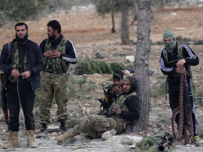 مقاتلون من الجيش السوري الحر بمدينة الباب (رويترز)