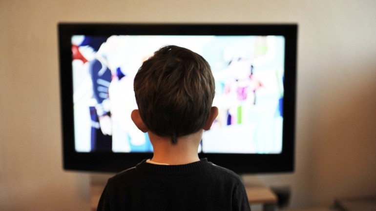 blogs طفل يشاهد التلفاز