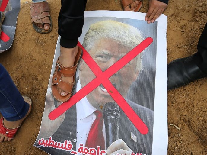 مدونات - صورة ترمب تحت أرجل الفلسطيننين