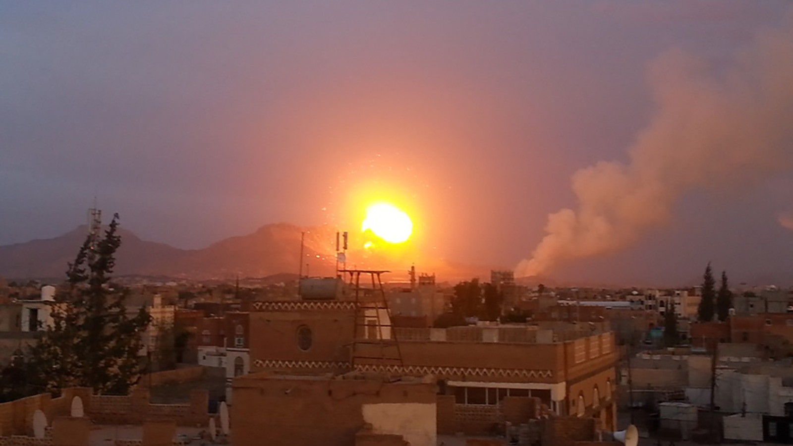 أشدُّ ما يُحزنني أن اليمن السعيد لم يَسلم من القصف حتى في أول ليالي رمضان، ويكأن هذه الصواريخ المتساقطة على رؤوسنا هدية من إخواننا العرب والمسلمين
