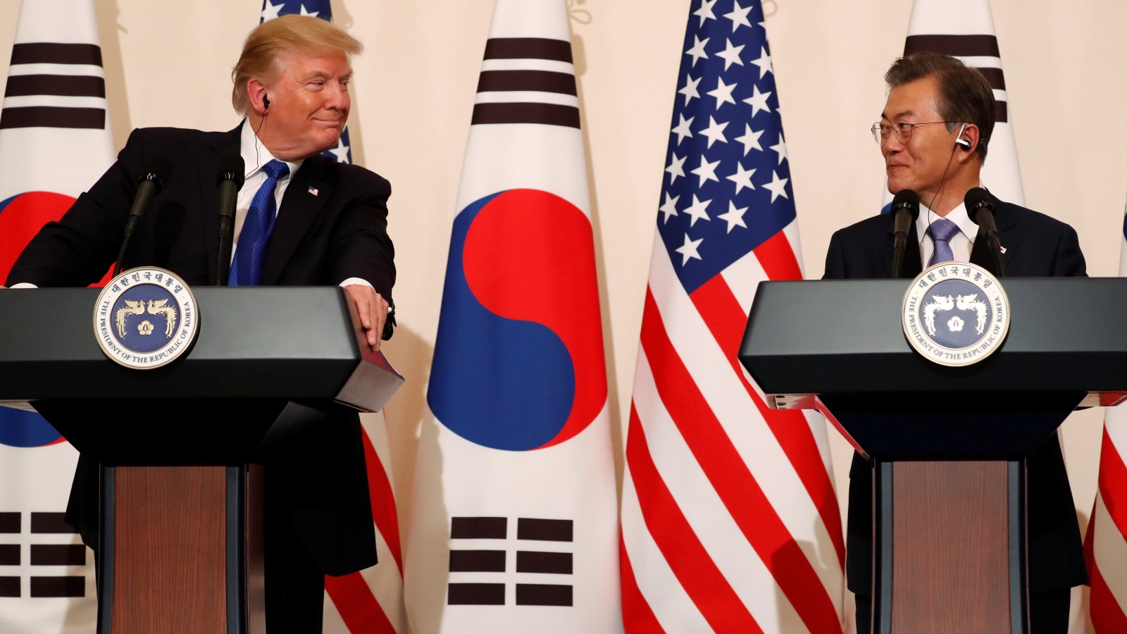 ينبغي للولايات المتحدة أن تعمل على تعزيز قدراتها الرادعة والدفاعية من خلال تحالفها مع كوريا الجنوبية واليابان، وهذا بدوره يجعل الردع الممتد جديرا بالثقة