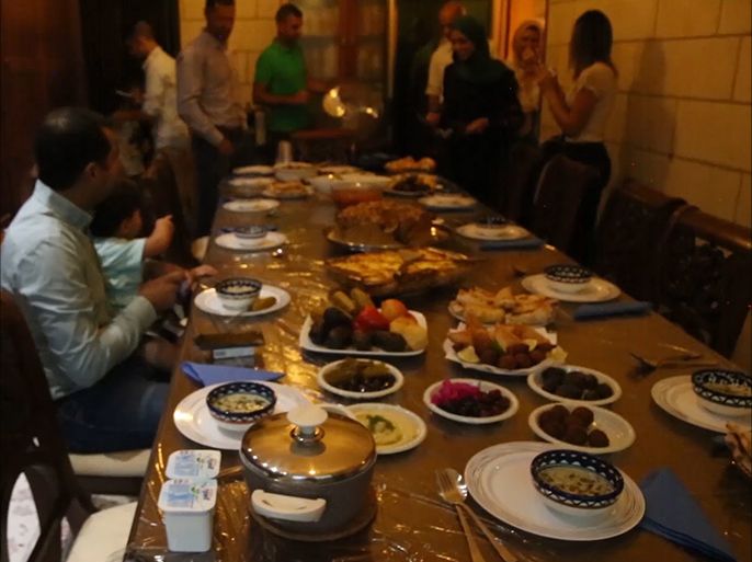 "عزومة الرحم" تقليد رمضاني شائع في القدس