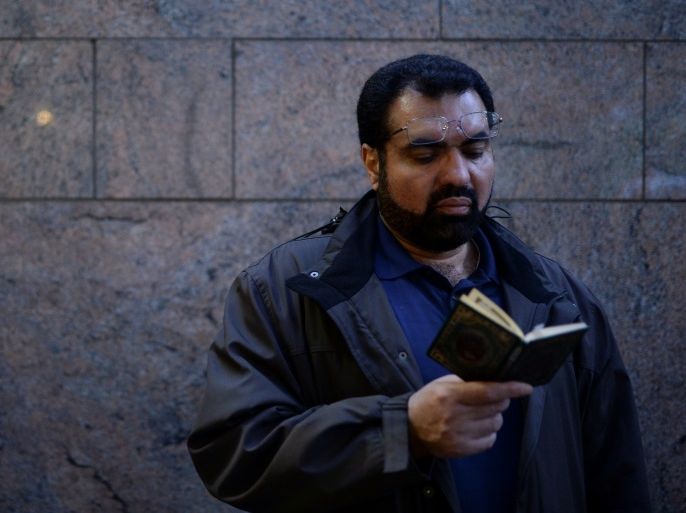 مدونات - رجل يقرأ قرآن