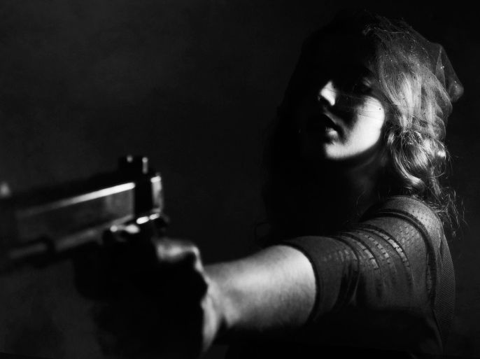 مدونات - امرأة تحمل مسدس