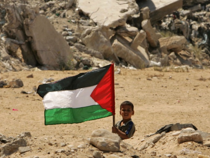BLOGS طفل يحمل علم فلسطين