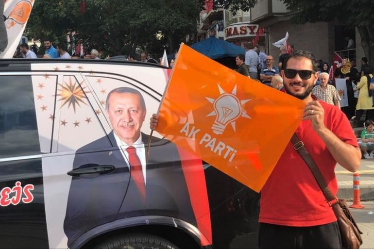 الناشط المقدسي محمد الدويك ينقل الانتخابات التركية على حسابه بفيسبوك