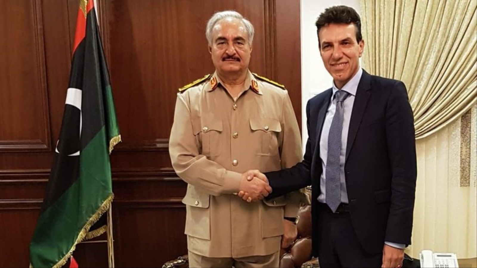 صورة تجمع السفير الإيطالي لدى طرابلس بخليفة حفتر