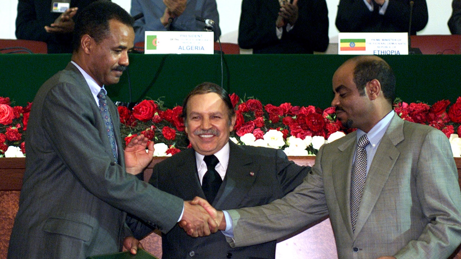 في 12 من (ديسمبر/كانون الأول) 2000 وقَّع زعيما البلدين، رئيس دولة إريتريا، آسياس أفورقي، ورئيس وزراء إثيوبيا الراحل، ميلس زيناوي، على اتفاقية سلام بين بلديهما في الجزائر، بحضور شهود دوليين (رويترز)