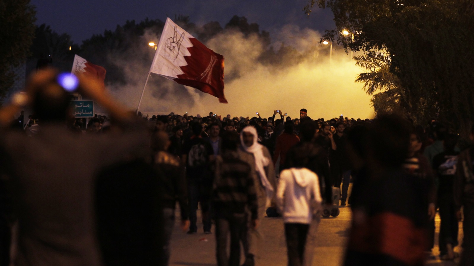 عشرات آلاف المتظاهرين في دوار اللؤلؤة، أحد أهم ساحات المنامة (رويترز)