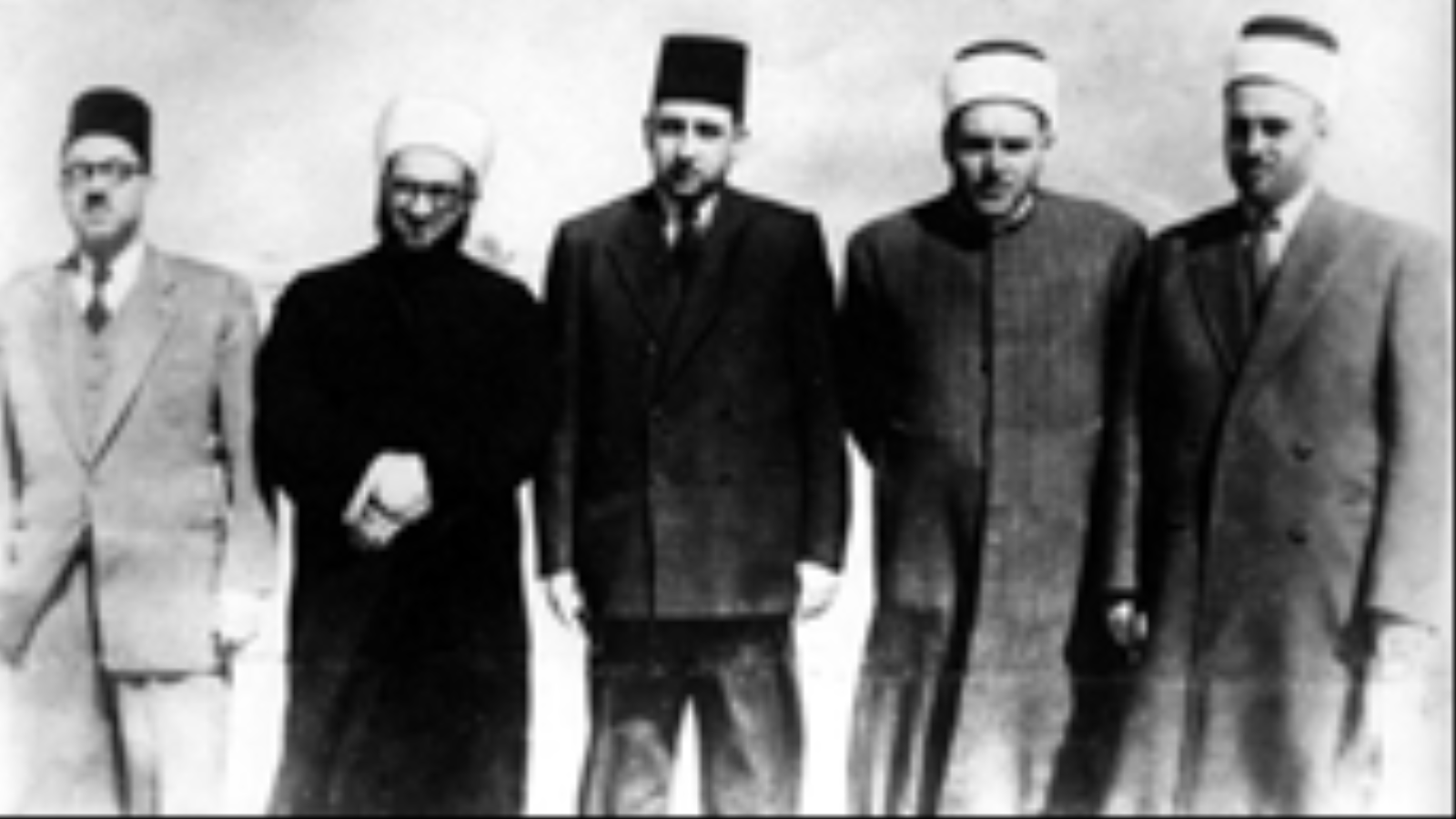 أحمد كفتارو (الثاني من اليمين) ومصطفى الرفاعي (الرابع من اليمين)  (مواقع التواصل)
