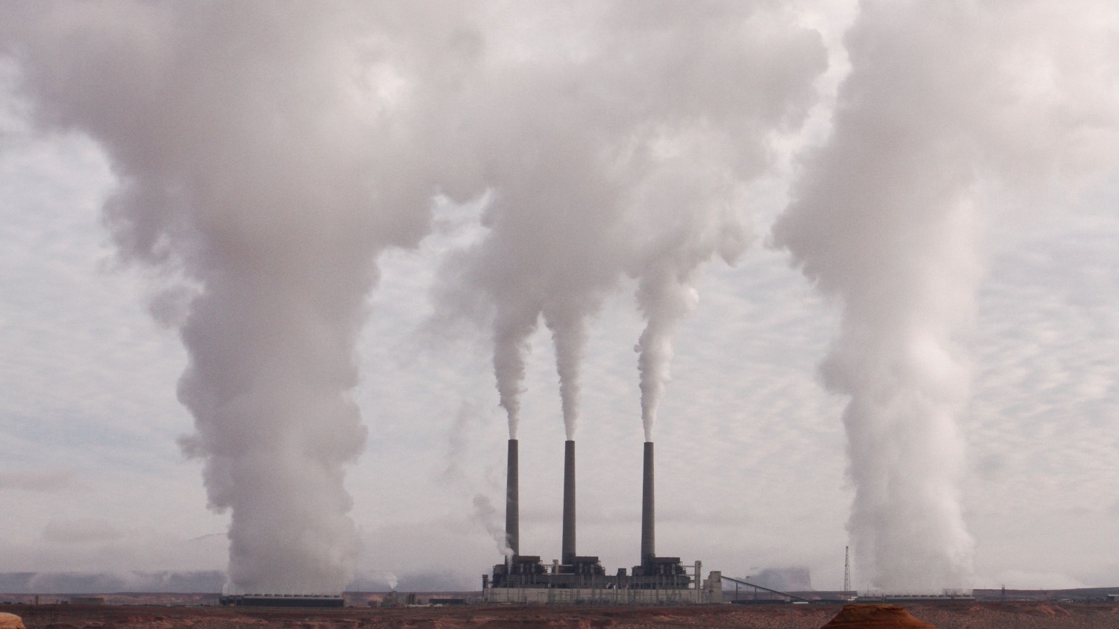 تعتبر الصناعات التي تعتمد على الوقود الأحفوري كالفحم، النفط والغاز الطبيعي كمصدر أساسي للطاقة من أكبر مصادر الملوثات الهوائية، إذ ينطلق منها عند احتراقها كميات كبيرة جداً من الغازات السامة