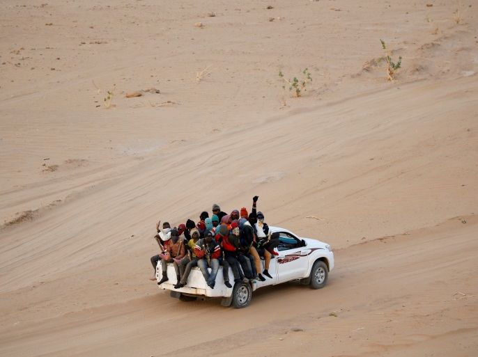 Migrants crossing the Sahara desert into Libya ride on the back of a pickup truck outside Agadez, Niger, May 9, 2016. Picture taken May 9, 2016. To match Analysis EUROPE-MIGRANTS/AFRICA REUTERS/Joe Penney