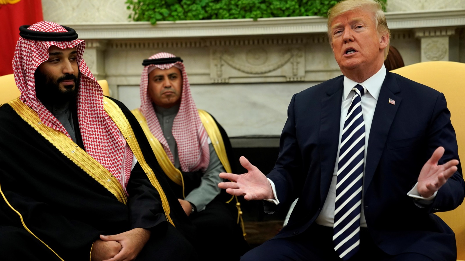 الرئيس الأمريكي دونالد ترامب مع الأمير السعودي محمد بن سلمان (رويترز)