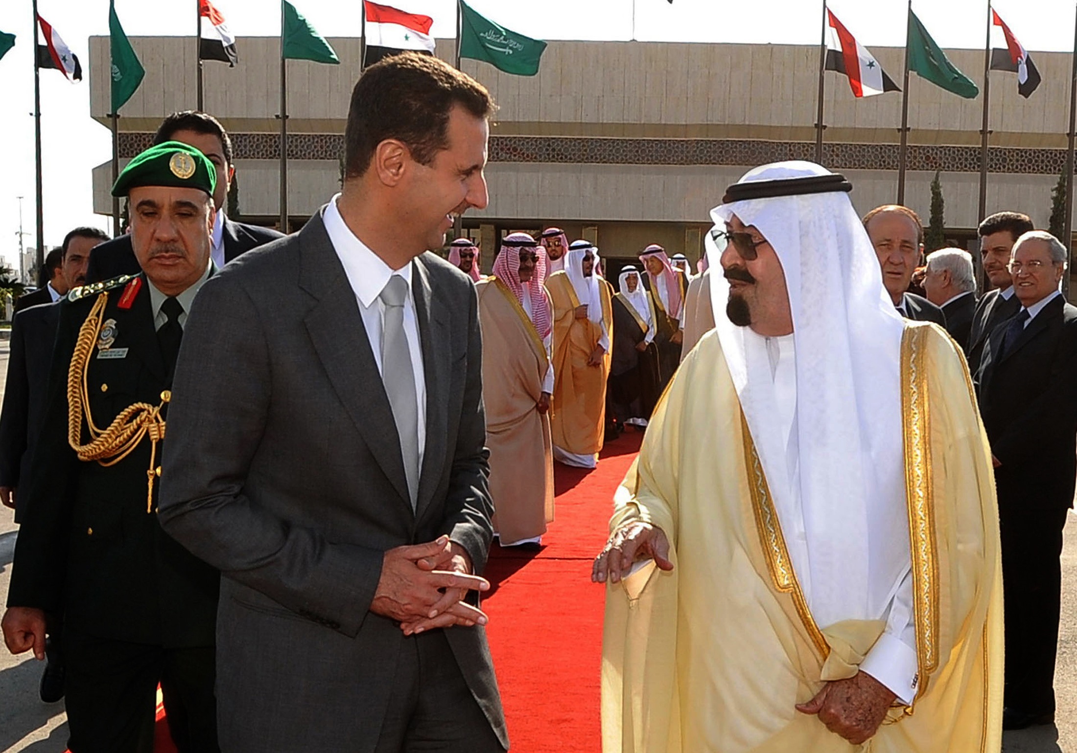 الملك السعودي عبد الله بن عيد العزيز مع الرئيس السوري بشار الأسد (رويترز)