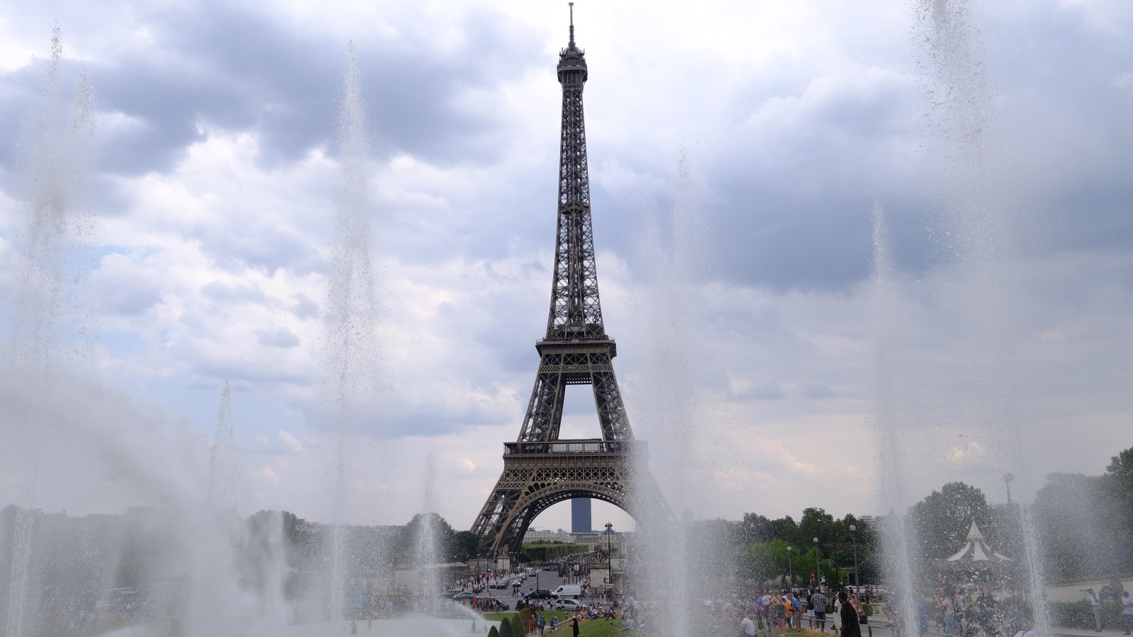 ‪برج إيفل في باريس بفرنسا ظل لمدة 41 سنة أطول مبنى بالعالم، وهو يستقبل سبعة ملايين زائر سنويا‬ (الأناضول)
