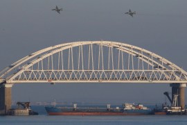 Russian jet fighters fly over a bridge connecting the Russian mainland with the Crimean Peninsula with a cargo ship beneath it after three Ukrainian navy vessels were stopped by Russia from entering the Sea of Azov via the Kerch Strait in the Black Sea, Crimea November 25, 2018. REUTERS/Pavel Rebrov     TPX IMAGES OF THE DAY