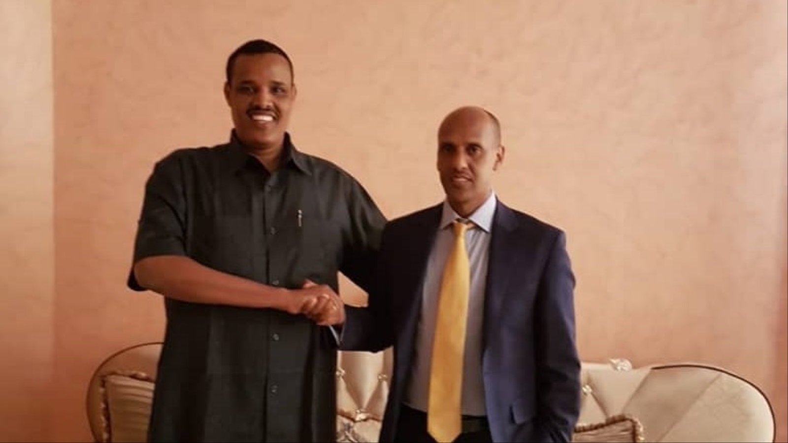 اليمين رئيس حكومة الإقليم الصومالي بإيثوبيا مصطفى عمر، اليسار وزير الدولة للإعلام بحكومة بونتلاند الصومالية