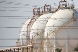وزارة البترول المصرية أشارت إلى أن أحد أهم مستهدفاتها تأمين احتياجات البلاد من المواد البترولية (رويترز)