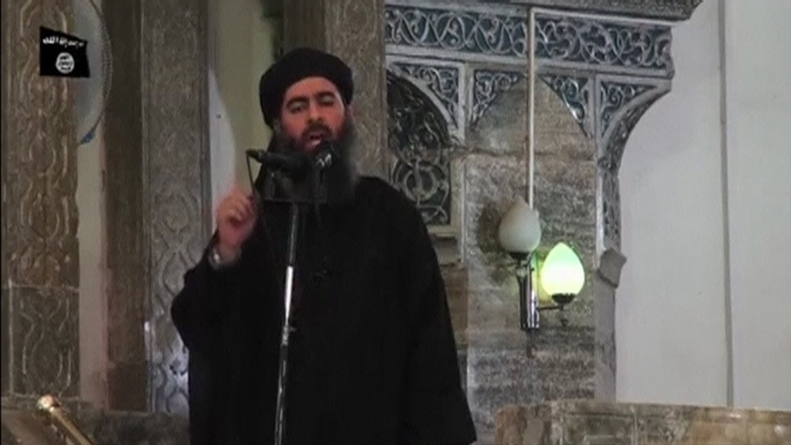 ‪أول ظهور لرئيس تنظيم الدولة أبو بكر البغدادي في مسجد بالموصل عام 2014‬ (رويترز-أرشيف)