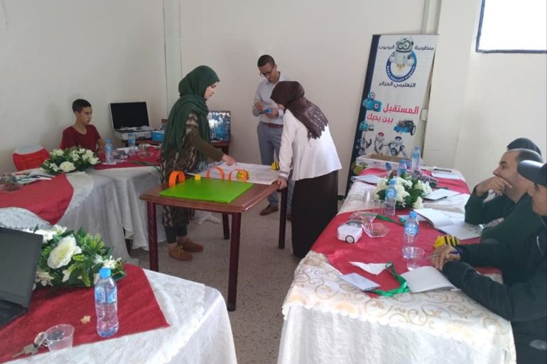 صور لبعض الشباب الجزائري مشارك في إحدى الورشات التعليمية لمنظومة الروبوت الجزائري