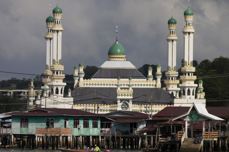 A water taxi crosses in front of the Kampong Tamoi mosque in a water village, home to an estimated 20,000 people, in Bandar Seri Begawan, April 11, 2015. The royal wedding ceremony between Brunei's Prince Abdul Malik and his bride Dayangku Raabi'atul 'Adawiyyah Pengiran Haji Bolkiah will be held at the Nurul Iman Palace in Brunei's capital on Sunday. REUTERS/Olivia Harris