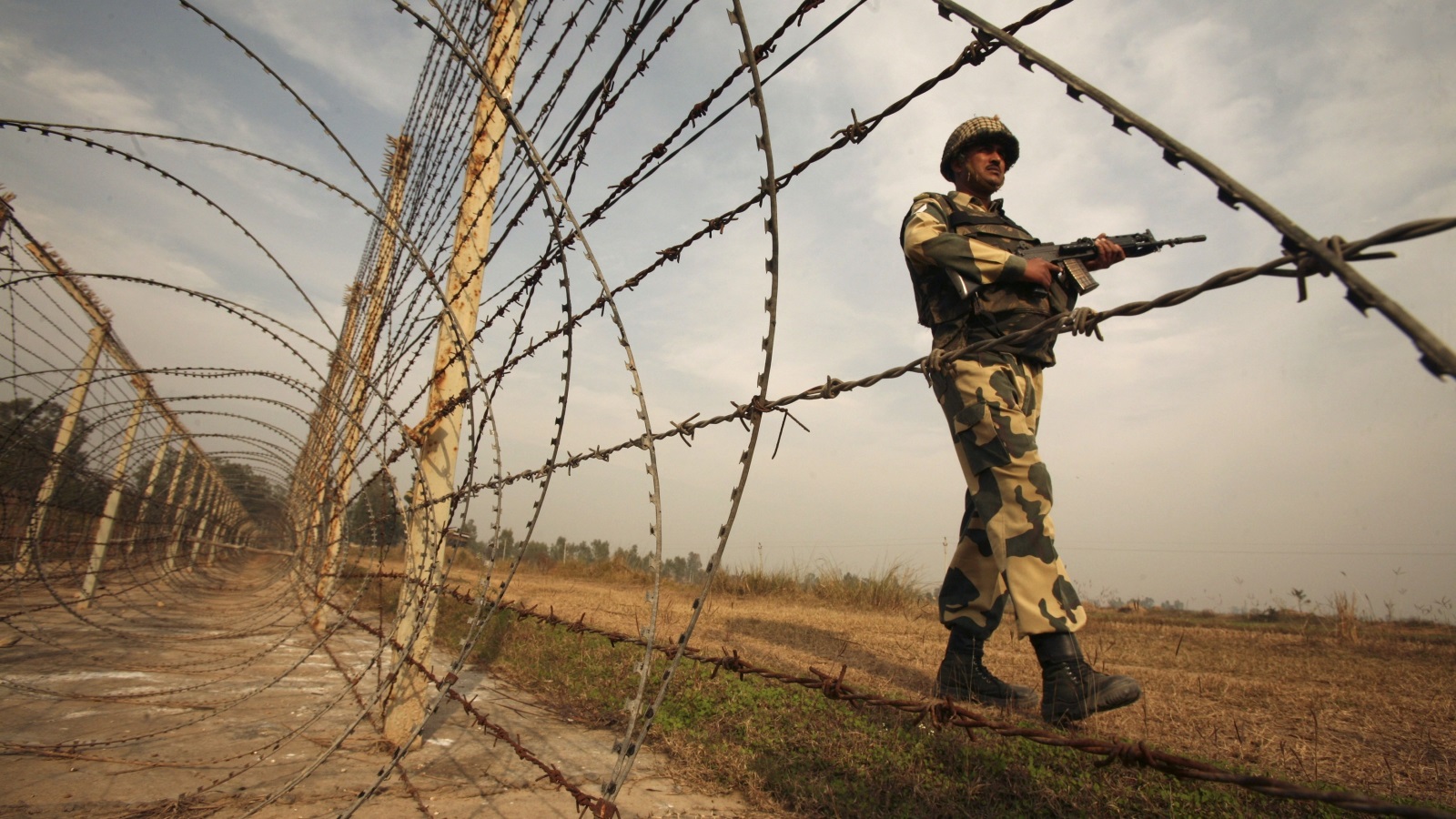 جندي هندي على الحدود بين بلاده وباكستان (رويترز)