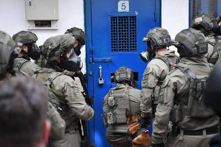 وحدات اسرائيلية تقتحم أقسام أسرى سجن عوفر في يناير الماضي.