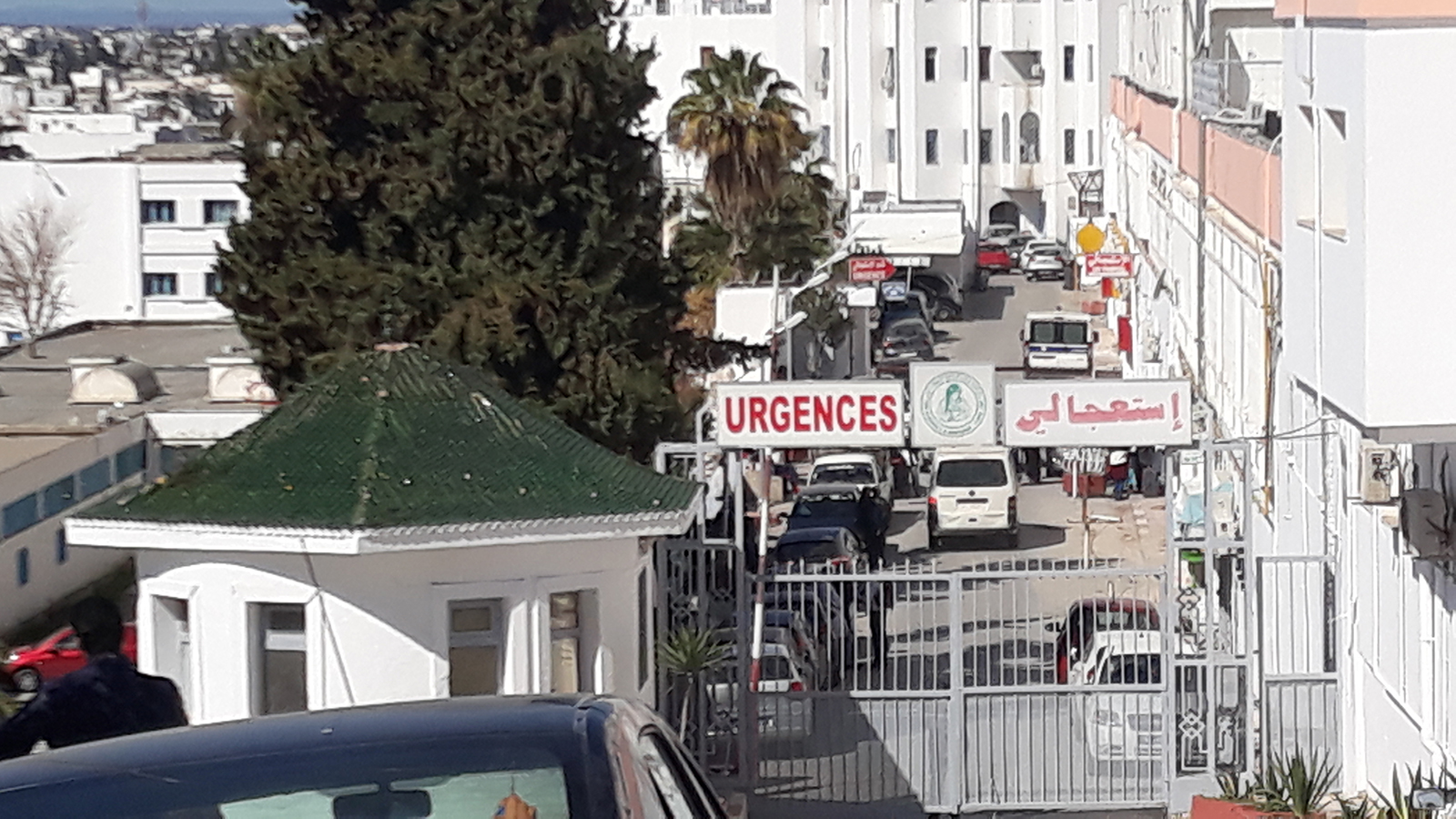 ‪بوابة مستشفى الرابطة أغلقت وشددت حراستها أمام العائدين‬ (الجزيرة)
