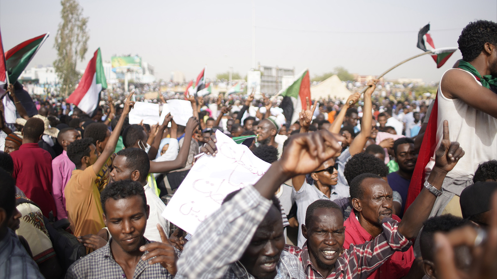 ‪متظاهرون سودانيون يطالبون بسقوط كامل للنظام‬ (الأوروبية)