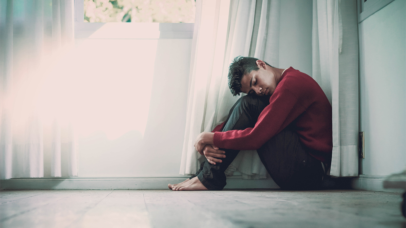 الشباب العربي في معظمه يعاني من اكتئاب مزمن لا يتم تشخيصه، وبالتالي لا يتم علاجه، ويتم تفسير هذا الاكتئاب بمصطلحات الهدف منها جعل الحالة أشبه بالأمر الطبيعي
