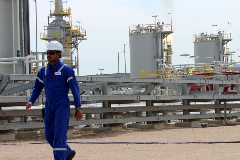 epa05192671 A foreign oil worker walks between installations of the Zubair oil field, some 20 kilometers south west of Basra, southern Iraq, 03 March 2016. The redevelopment of the onshore oil field, that is said to contain some 4.5 billion barrels of oil reserves, was granted to a consortium of international oil companies in 2009. The oil field in a distance of about 500 kilometers of the Iraqi capital originally was discovered by the Basrah Petroleum Company in 1949. EPA/HAIDER AL-ASSADEE