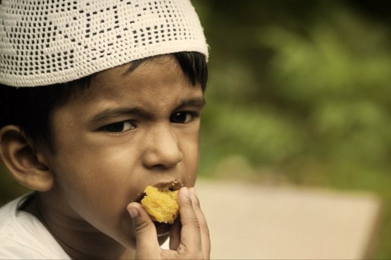 يظن البعض أن الأطفال مجبرون على الصيام في رمضان
