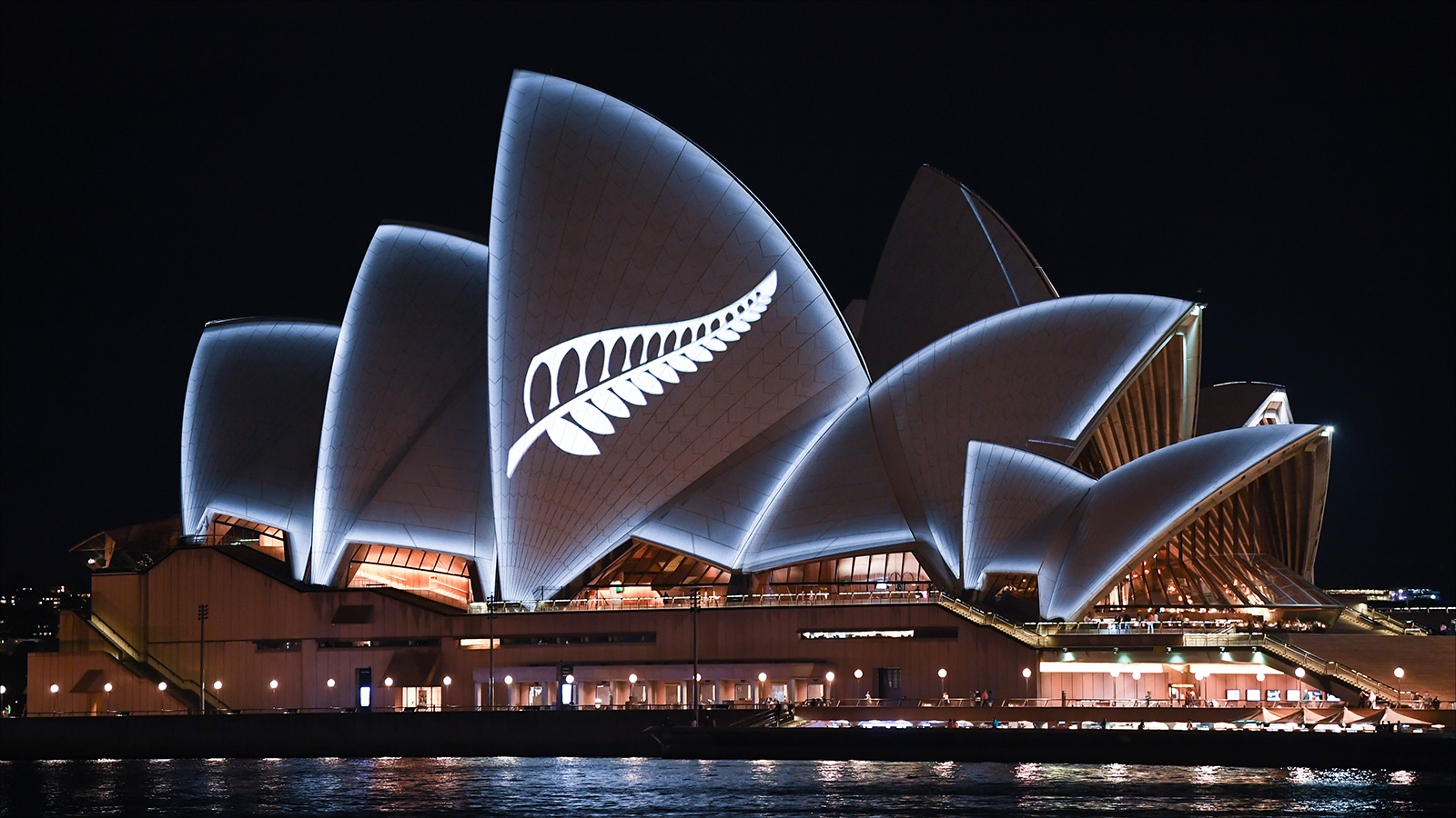 ‪دار أوبرا في سيدني بأستراليا صممها المهندس المعماري الدانماركي يورن أوتزون ويزورها سنويا حوالي 7.5 ملايين سائح‬ (غيتي)