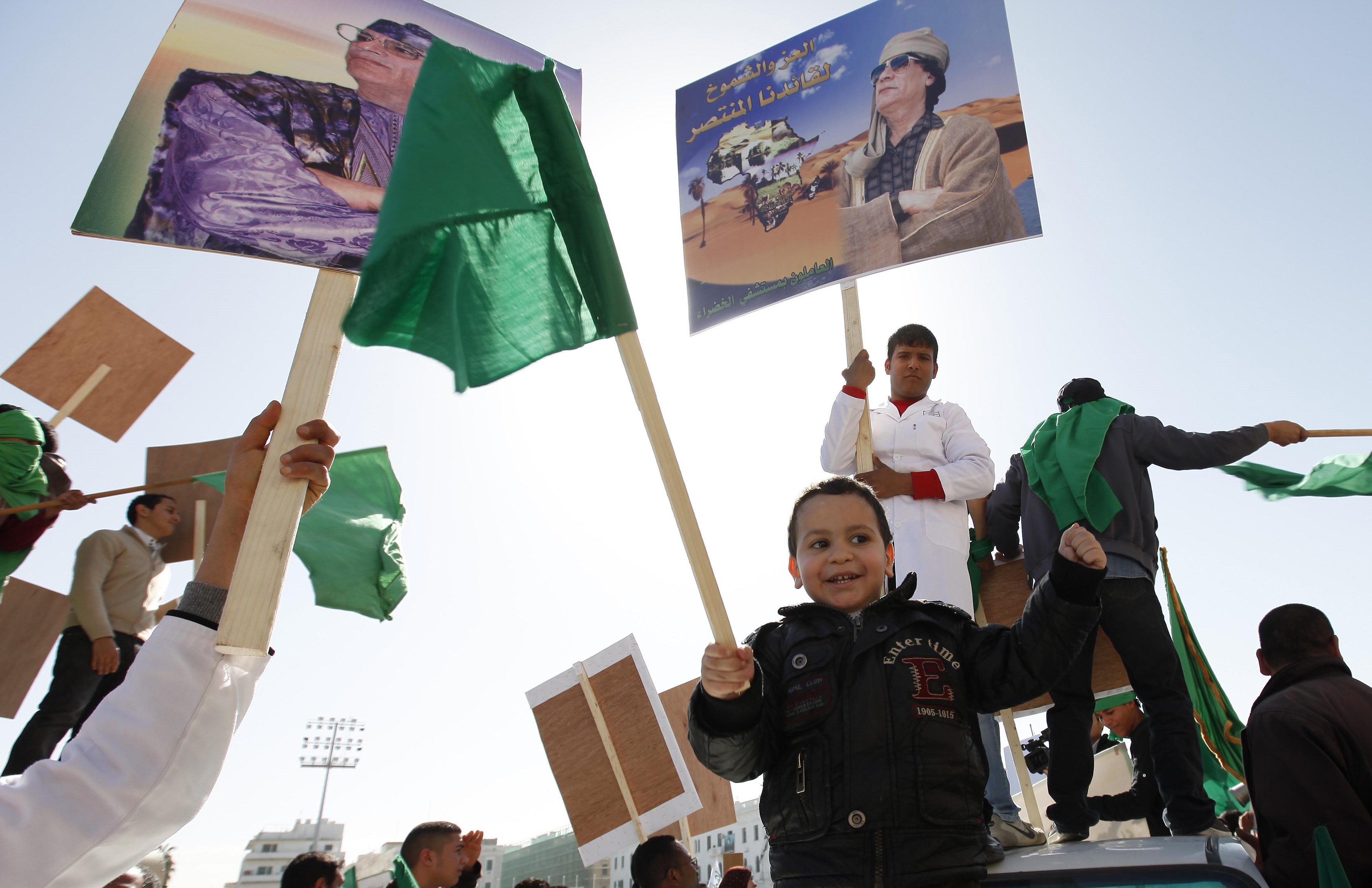 علم ليبيا القديم ذو اللون الأخضر يرفعه موالون لـ 