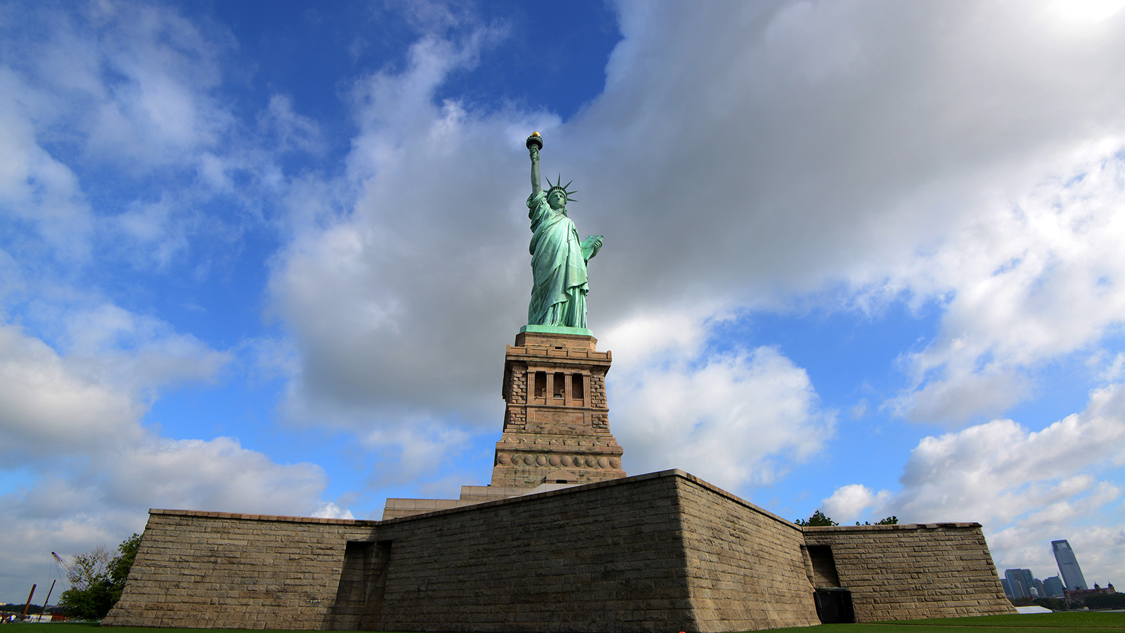 ‪بني تمثال الحرية بفرنسا مُجزأً، ثم نُقل لنيويورك عبر المحيط الأطلسي، ويزوره سنويا حوالي 4.5 ملايين سائح‬ (لأوروبية)