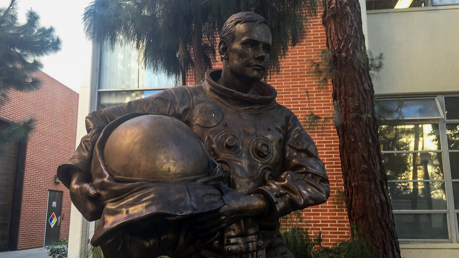 نصب لنيل أرمسترونغ في جامعة ساوثرن كاليفورنيا (الجزيرة نت)