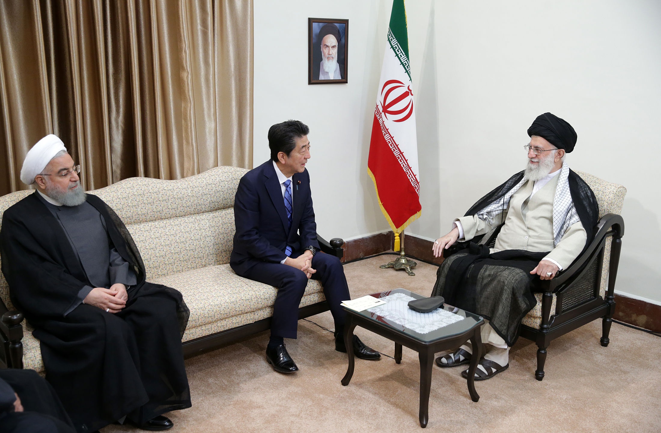 لقاء مرشد الثورة الإسلامية ورئيس الوزراء الياباني رئيس وزراء اليابان شينزو آبي ورفض للتفاوض مع واشنطن  (وكالة الأناضول)
