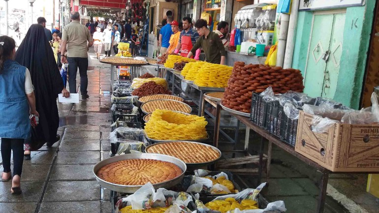 بيع مختلف اصناف العصائر والحلويات في شهر رمضان.