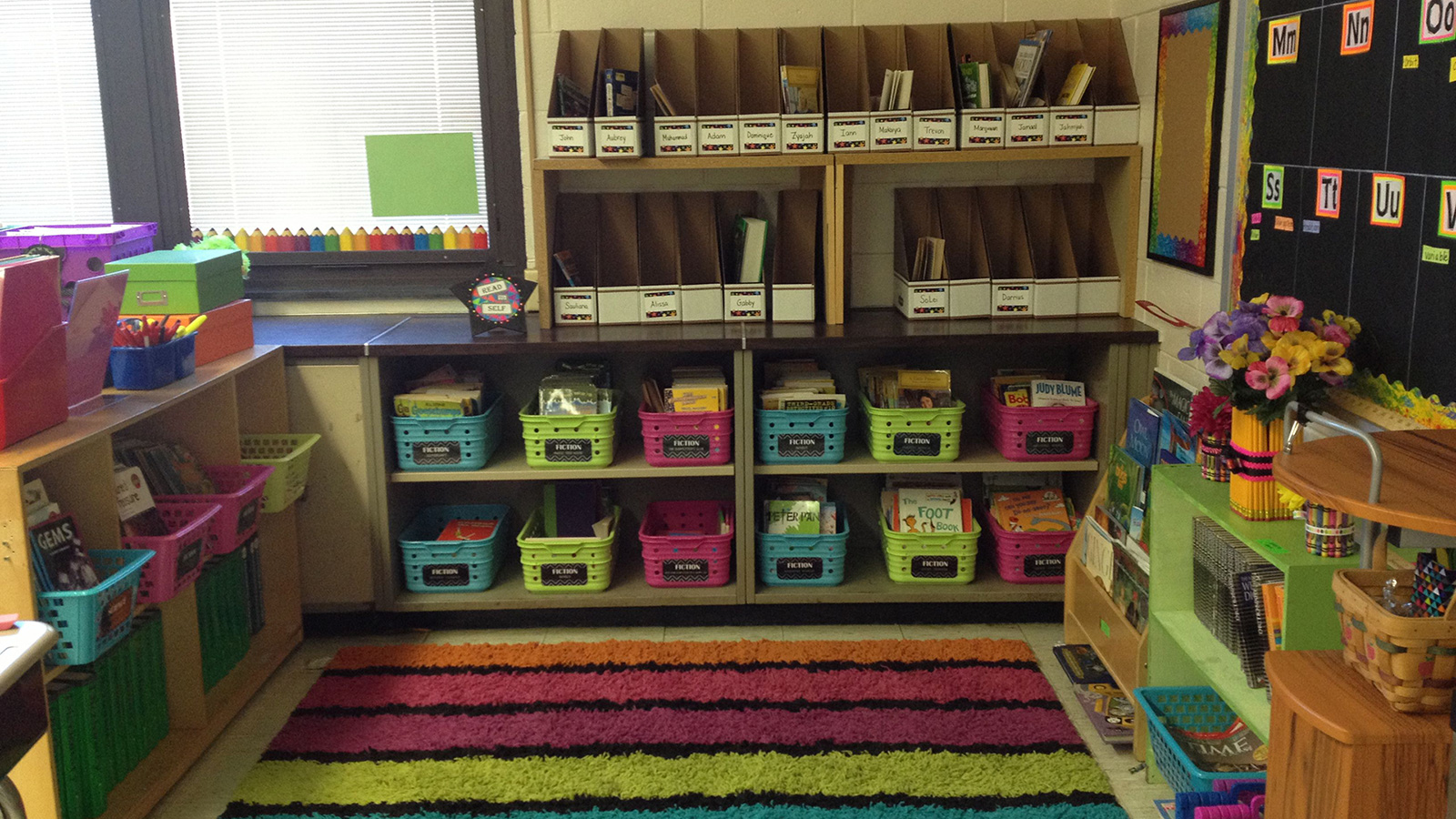 ‪اختيار الألوان المبهجة عنصر مهم في تصميم مكتبات المدارس‬ (الجزيرة)